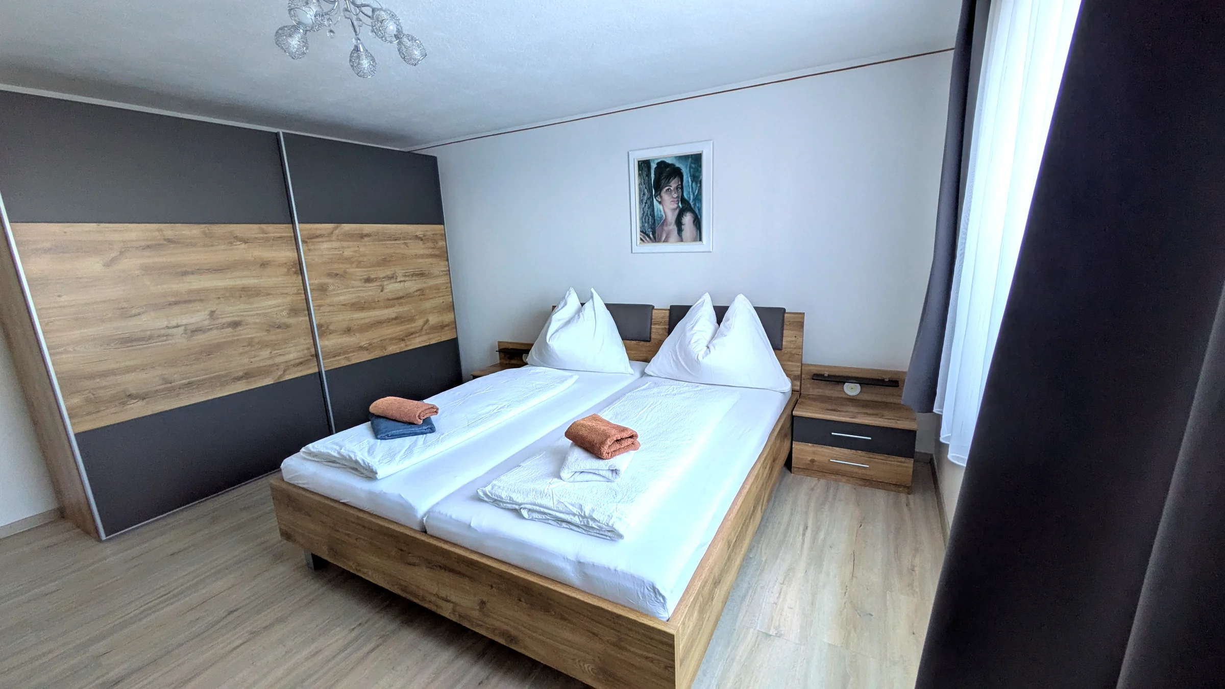 Schlafzimmer mit Kleiderschrank