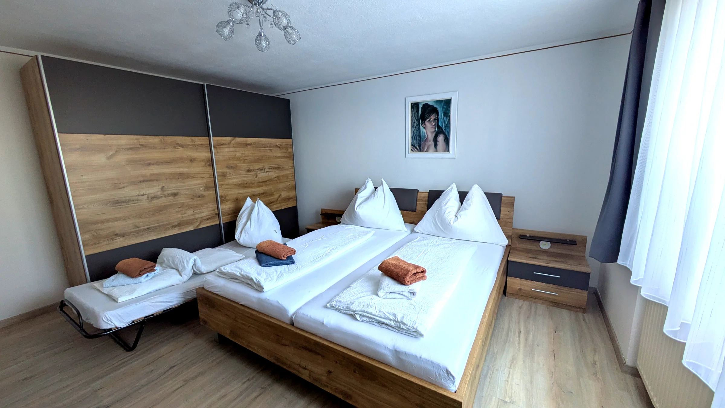 Schlafzimmer mit Zustellbett